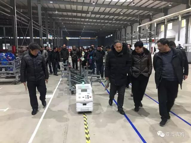 各級領(lǐng)導(dǎo)觀摩總裝配線的AGV智能搬運(yùn)車 各級領(lǐng)導(dǎo)觀摩總裝配線的AGV智能搬運(yùn)車